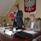 Przeciw utworzeniu Zespołu Szkół w Somoninie głosował jedynie Janusz Kocur (z prawej)...