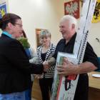 Józef Kobiela wręcza nagrody Edycie Richert z Sulmina i... /fot. Longina Templin