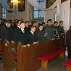 Uczniowie śpiewają „Hymn do Ducha św.”
