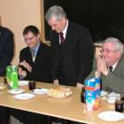 Burmistrz Albin Bychowski chyli czoła przed trudem strażackiej braci. /fot. archiwum UG...