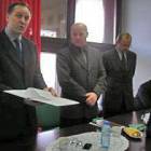 Wicemarszałek Mieczysław Struk przekazuje na ręce Wójta Zbigniewa Roszkowskiego Uchwałę...