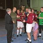Burmistrz Gminy Żukowo, wręcza najwyższe trofeum dla Oldboys Jase Kartuzy