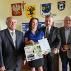 Milena Bronk z upominkiem dla KGW w Mściszewicach /fot. Longina Templin