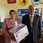 Elżbieta Kreft odbiera nagrodę dla KGW w Tokarach /fot. Longina Templin