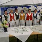 Panie z Chwaszczyna na tle ekspozycji haftu kaszubskiego /fot. Longina Templin