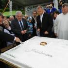 Wszyscy czekali na stukilogramowy przysmak /fot. Longina Templin