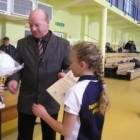 Michalina Krause z ZS w Kiełpinie odbiera puchar i nagrodę od Wójta Zbigniewa...