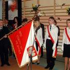 Burmistrz przekazuje sztandar