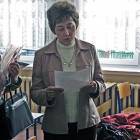 Nauczycielka Ewelina Wierczyńska czyta list ministra J. Zielińskiego skierowany do...