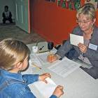 Pedagog Józefa Skwierawska-  przeprowadza badania /fot. Wojciech Kreft
