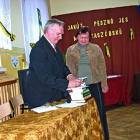 E. Gołąbek wpisuje dedykację Annie Kiradze... /fot. archiwum ZS Chwaszczyno