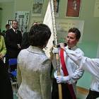 moment przekazania sztandaru uczniom /fot. archiwum UG Żukowo