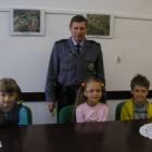 Zwycięska drużyna klasy I b ze SP w  Chmielnie z sierż. sztab. Ryszardem Czają /fot....