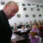 Wójt Gminy Zbigniew Roszkowski wręcza dyplom i nagrodę Marcie Okroj /fot. W.Szczęsna