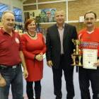 Puchar i dyplom dla Kostbet Miszewo /fot. Longina Templin