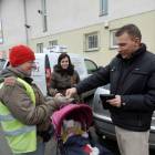 Magdalena i Daniel Karczowie z córką Oliwią na kartuskim parkingu /fot. Longina Templin