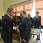 Gratulacje składa przewodniczący Adam Okrój i... /fot. Longina Templin