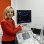 Dyr. Joanna Komorowska cieszy się z zakupu nowoczesnego ultrasonografu /fot. Longina...