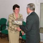 Gratulacje z rąk burmistrza Bychowskiego odbiera Maria Machalińska z Chwaszczyna /fot....