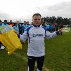 Krzysztof Sidor z upominkiem dla strzelca pierwszej bramki 2012 roku /fot. Longina Templin