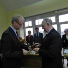 Wojewoda wręcza odznaczenie sołtysowi Gerardowi Barsowskiemu /fot. Longina Templin