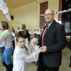 Piotr Szepelowski, zastępca burmistrza z aniołkiem - tancerką  /fot. Longina Templin