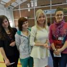 Anna Maria Wesołowska z drugoklasistkami żukowskiego gimnazjum /fot. Longina Templin