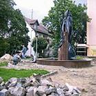 Nie wiadomo co kryje się pod czarną folią na fontannie...