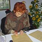 Starosta kartuski Janina Kwiecień podpisuje akt erekcyjny nowego budynku.