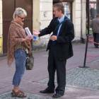 Za to pani, która kupiła pastę, jest najwyraźniej zadowolona. /fot. J. Świątkowski