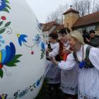 Panie z KGW w Łapinie przy wielkanocnej pisance /fot. Longina Templin