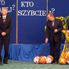 Przewodniczący RG Stefan Literski wraz z radnymi przekazali piłki jako podstawowy...