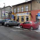 Obie grupy postępują jednak zgodnie z obowiązującymi znakami. Pierwsi pionowym znakiem...