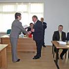 Jan Wilma odbiera zaświadczenie o wyborze na radnego