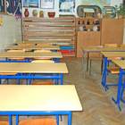 W starych klasach zniszczony parkiet kontrastuje z nowym wyposażeniem.