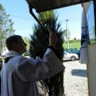 Poświęcenie tablicy przez księdza proboszcza Wacława Mielewczyka /fot. Longina Templin