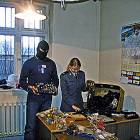 Kartuscy policjanci pokazują łupy, które zarekwirowali parze przestępców.