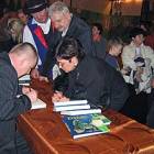 Ojciec fotografa (w kaszubskim stroju) dostał album bez kolejki