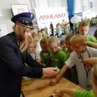 Pierwszoklasiści przesyłają ekologiczne pozdrowienia /fot. Longina Templin