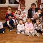 Babcia Ela i dziadek Mirek Naczkowie z wnukami