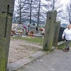 Odwiedzający cmentarz nie wiedzą jeszcze o kradzieży. /fot. Janusz Świątkowski
