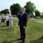 Wójt Andrzej Wyrzykowski wita zaproszonych gości, a... /fot. Longina Templin