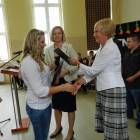 Świadectwo ukończenia szkoły wręcza Maria Makuratt /fot. Longina Templin