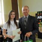 Wicestarosta Bogdan Łapa gratuluje Natalii Rutkowskiej za najlepsze wyniki w nauce...