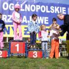 ... i na podium, odbierając gratulacje od burmistrza Bychowskiego. /fot. Longina Templin