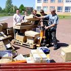 Jan Gruchała i chłopcy z klasy I b ważą makulaturę