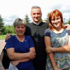 Ks. Czesław Las z Zofią Gołąbek i Dorotą Myślisz /fot. Longina Templin