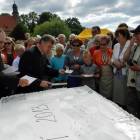 Ks. proboszcz Ireneusz Bradtke dzieli ogromny tort /fot. Longina Templin