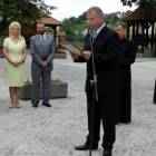 Przew. Adam Okrój odczytał treść uchwały o nadaniu nazwy dla dziedzińca /fot. Longina...