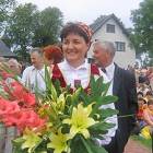 Mirosława Lehman, burmistrz Kartuz, wręczała kwiaty biskupowi Janowi Bernardowi Szladze